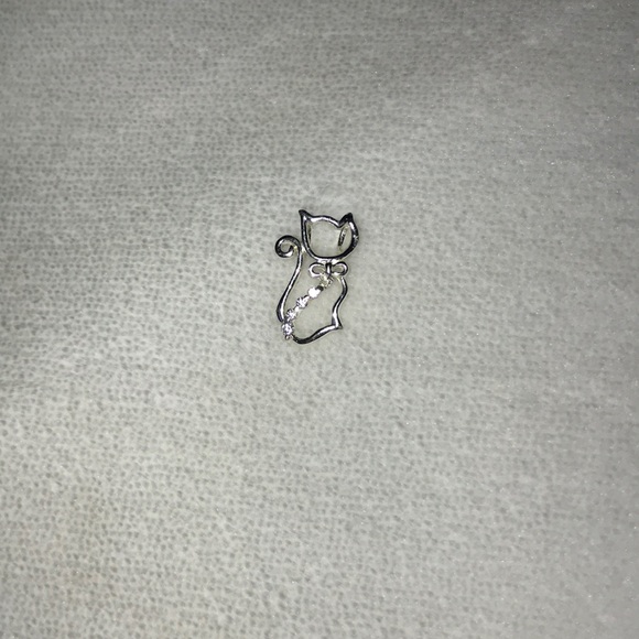 Jewelry - Adorable cat shaped pendant